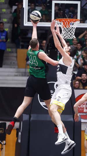 Joel Parra, en una acción ante Shermadini.  ACB MEDIA
