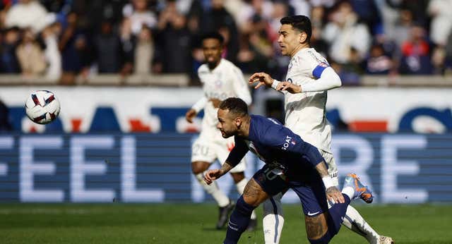 Neymar se marcha llorando en camilla a menos de 20 días del partido ante el Bayern