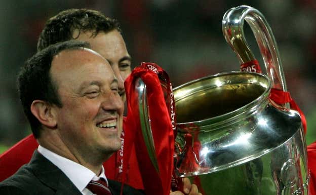 Benítez posa con la Champions. AP