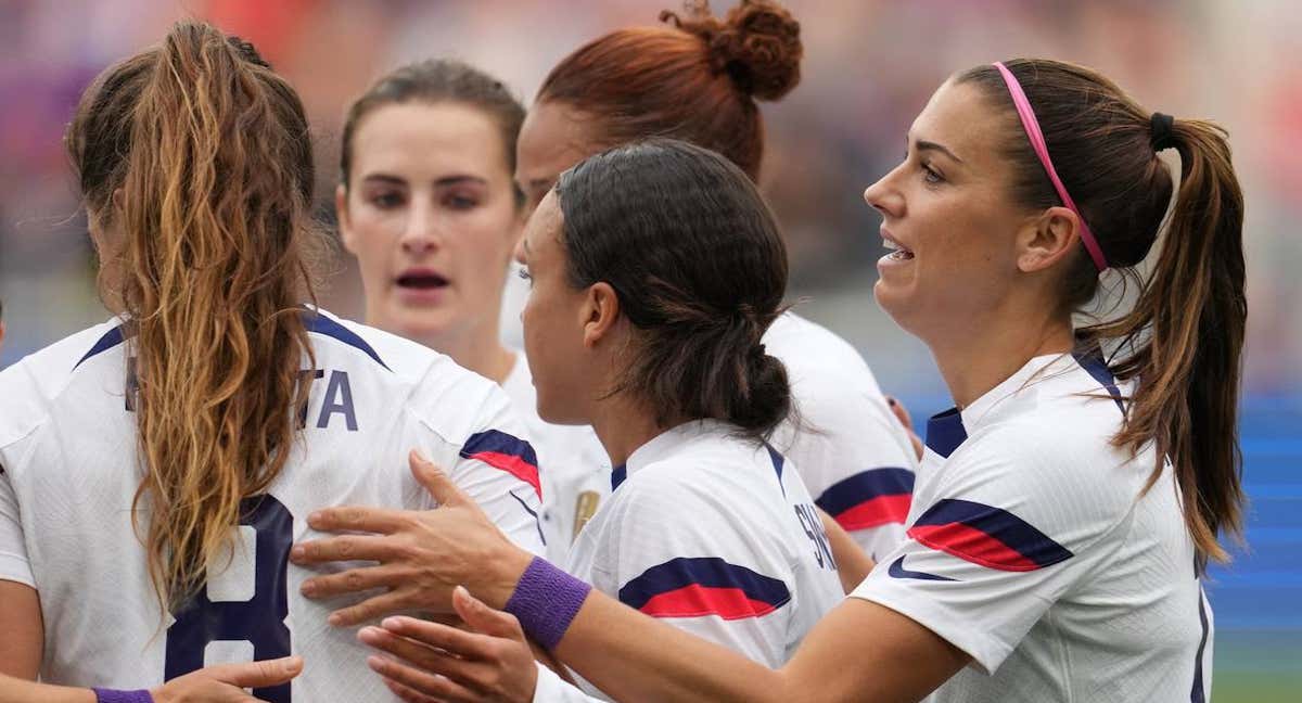Las jugadoras de Estados Unidos juegan con la muñequera morada.