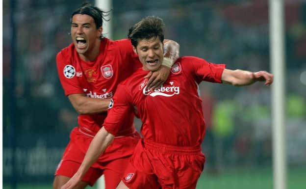 Xabi Alonso, junto a Milan Baros, celebran un tanto en la final de la Champions de Estambul.  AFP