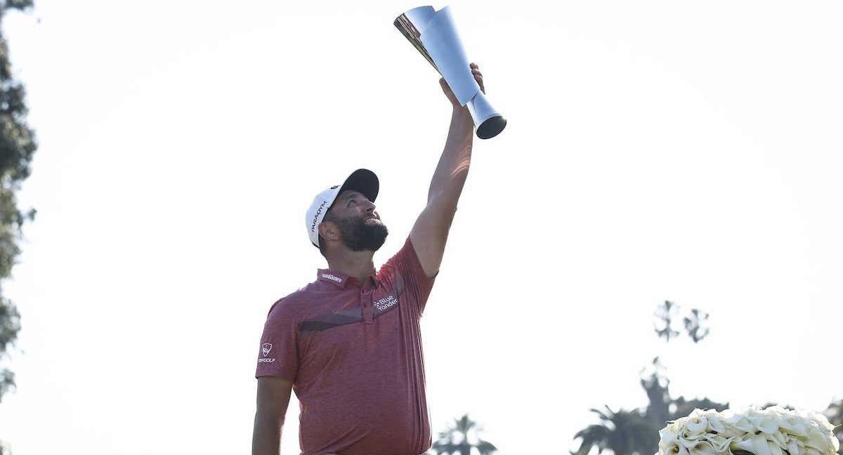 Jon Rahm levanta el trofeo de The Genesis Invitational conseguido el pasado domingo.