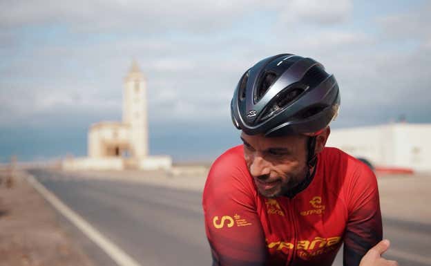 Jairo Ruiz, durante el encuentro con Relevo en la Playa de las Salinas de Cabo de Gata. MICHÈLE NOVOVITCH