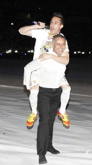 José Callejón, encima de Mou, en una celebración en el Bernabéu. GETTY