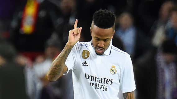 Militao celebra el gol que le marca al Liverpool. /EFE