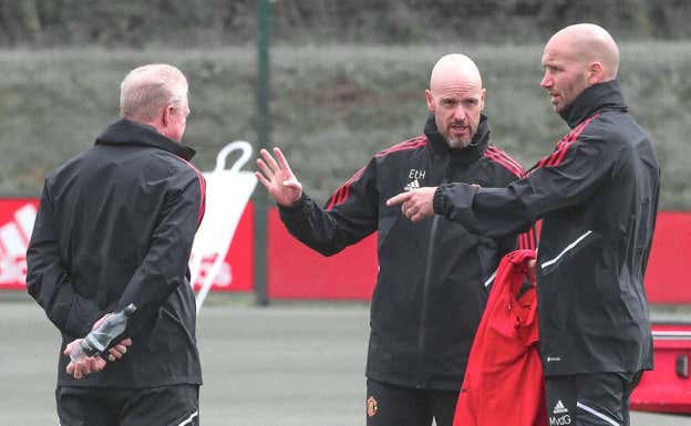Ten Hag, junto a McClaren y Van der Gaag.  TWITTER: ManUnitedZone_