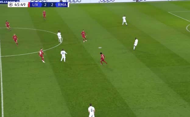 El Liverpool se sitúa en un 4-3-3 en el que el poseedor (Rüdiger) no es presionado, y desde esa zona es fácil conectar con el brasileño, que está abierto fijando a Arnold.