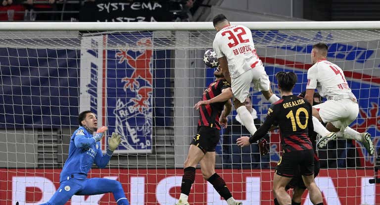 El espectacular salto de Gvardiol en el gol del Leipzig.