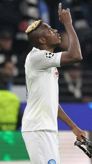 Osimhen celebra el gol ante el Eintracht.  AFP
