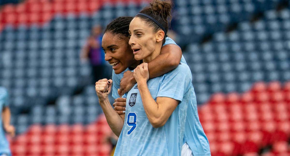 Salma Paralluelo y Esther González, jugadoras de la Selección, celebran el 0-1 anotado a la República Checa. /RFEF