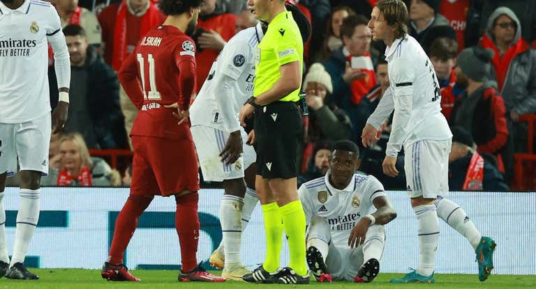 Alaba, tendido en el suelo tras lesionarse en el Liverpool-Real Madrid de Champions.