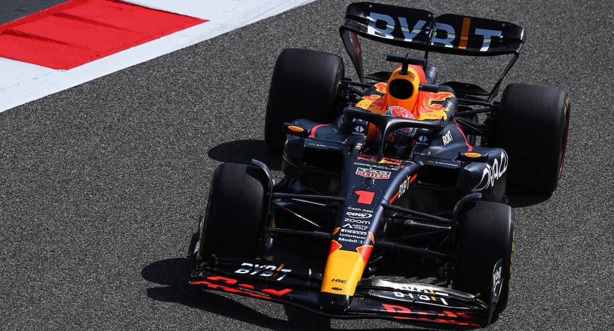 Max Verstappen, al volante del RB19 en los test de Baréin. /Red Bull Racing