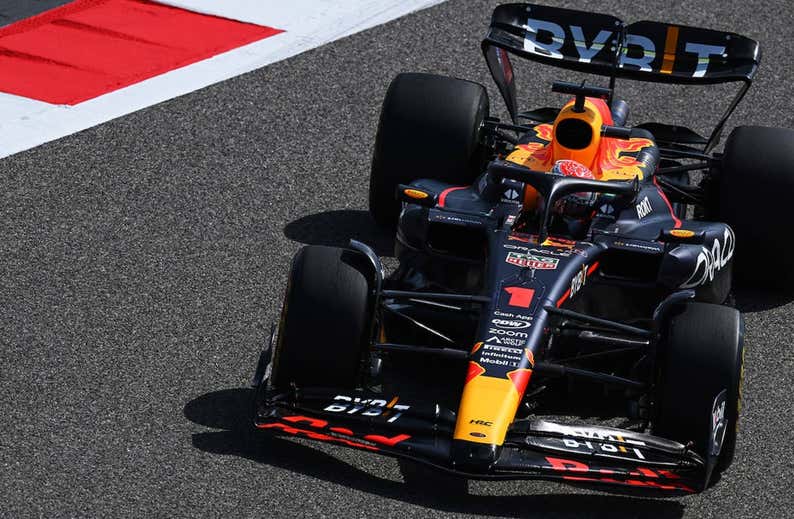 Aston Martin y Ferrari enseñan los dientes mientras Verstappen manda