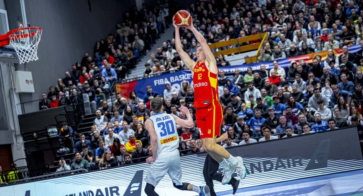 Miquel Salvó, durante un lance del partido entre Islandia y España. /FEB