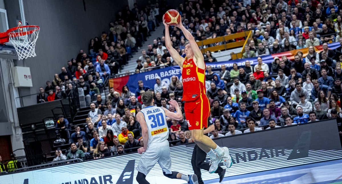Miquel Salvó, durante un lance del partido entre Islandia y España.