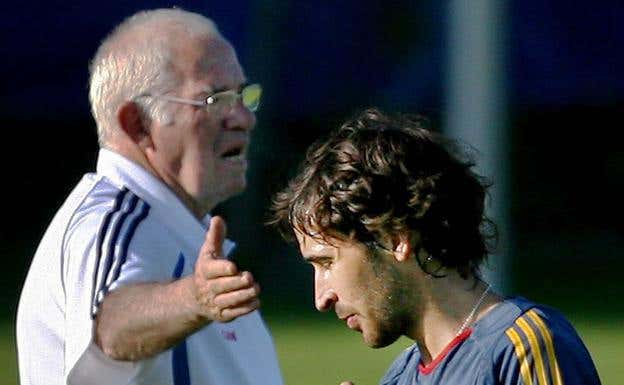 Luis Aragonés y Raúl, en un entrenamiento de España