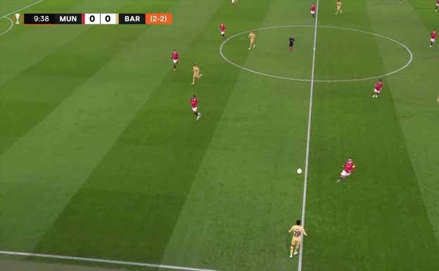 Balde recibe ante la presión de Bruno Fernandes.