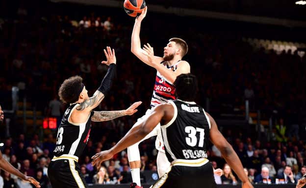 Rokas Giedraitis lanza a canasta durante el partido frente a la Virtus  Getty Images