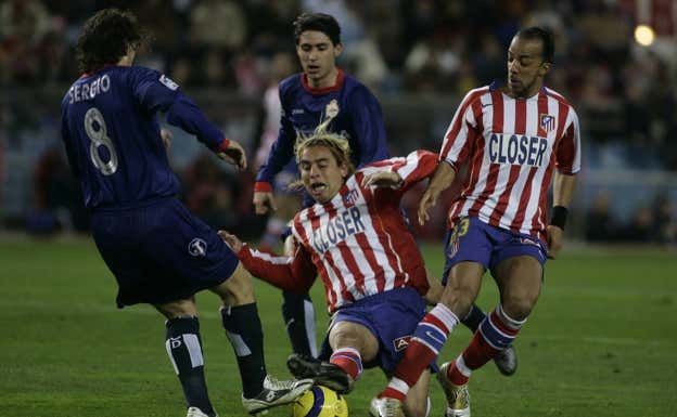 Marcelo Sosa pelea un balón ante Sergio, del Deportivo, junto a Luccin y Víctor.  EFE