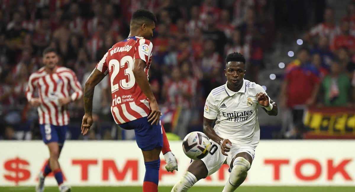 Reinildo pasa un balón en el Bernabéu, en el derbi de Copa, ante la presión de Vinicius. /EFE