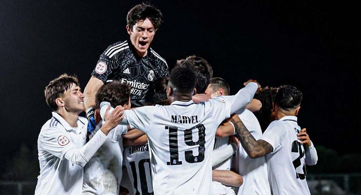 Los jugadores del Castilla celebran un gol.