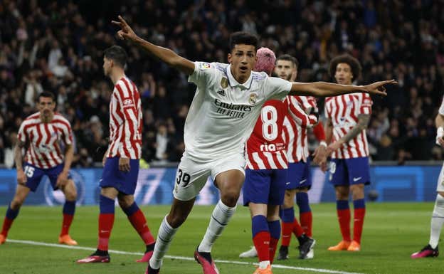 Álvaro Rodríguez celebra su gol del empate contra el Atlético.  EFE