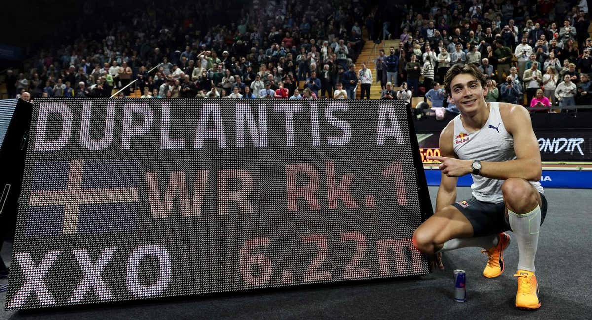 Duplantis establece un nuevo récord mundial de salto con pértiga./ARNAUD FINISTRE / AFP