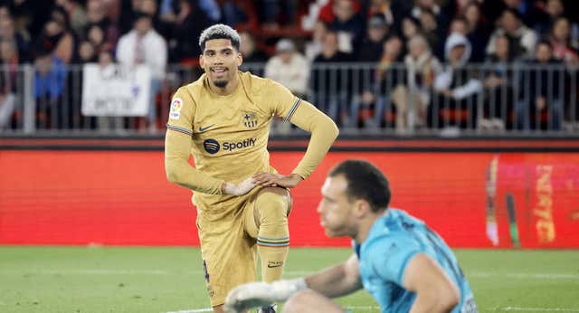 El Almería da otro disgusto al Barça y mantiene viva LaLiga