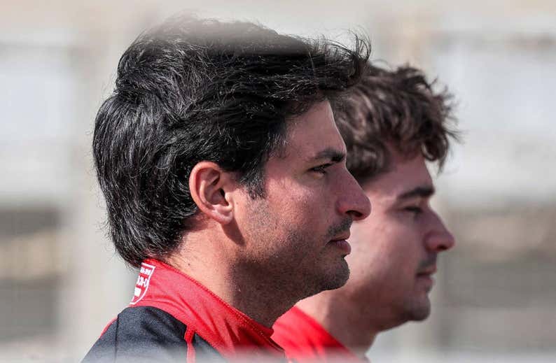 Carlos Sainz, de tú a tú con Leclerc en un Ferrari que deja dudas