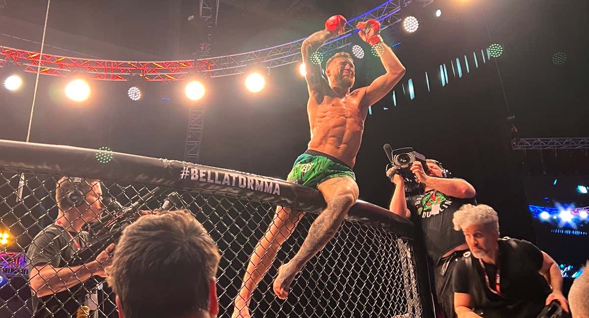 Yaroslav Amosov festeja su victoria sobre Storley en Bellator 291.