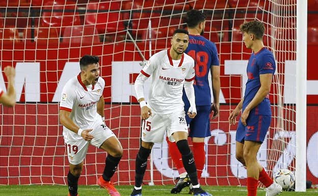 Acuña marcó el 1-0 en el Sevilla-Atlético, de la temporada 2020-21, con una mano de Ocampos previa no señalada.  AFP