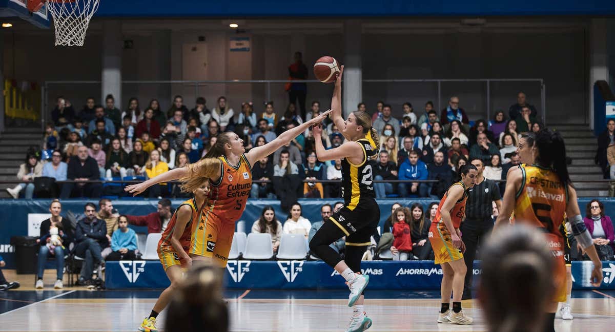 Un lance del partido entre Movistar Estudiantes y Valencia Basket, en el que se ve parte de la grada totalmente llena. /MOVISTAR ESTUDIANTES