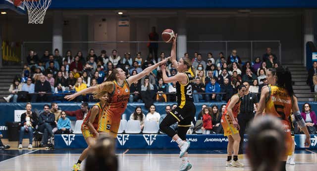 El baloncesto femenino se abre paso entre el frío y el fútbol