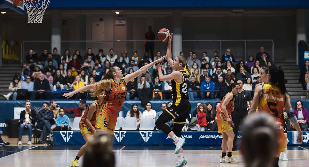 Un lance del partido entre Movistar Estudiantes y Valencia Basket, en el que se ve parte de la grada totalmente llena.