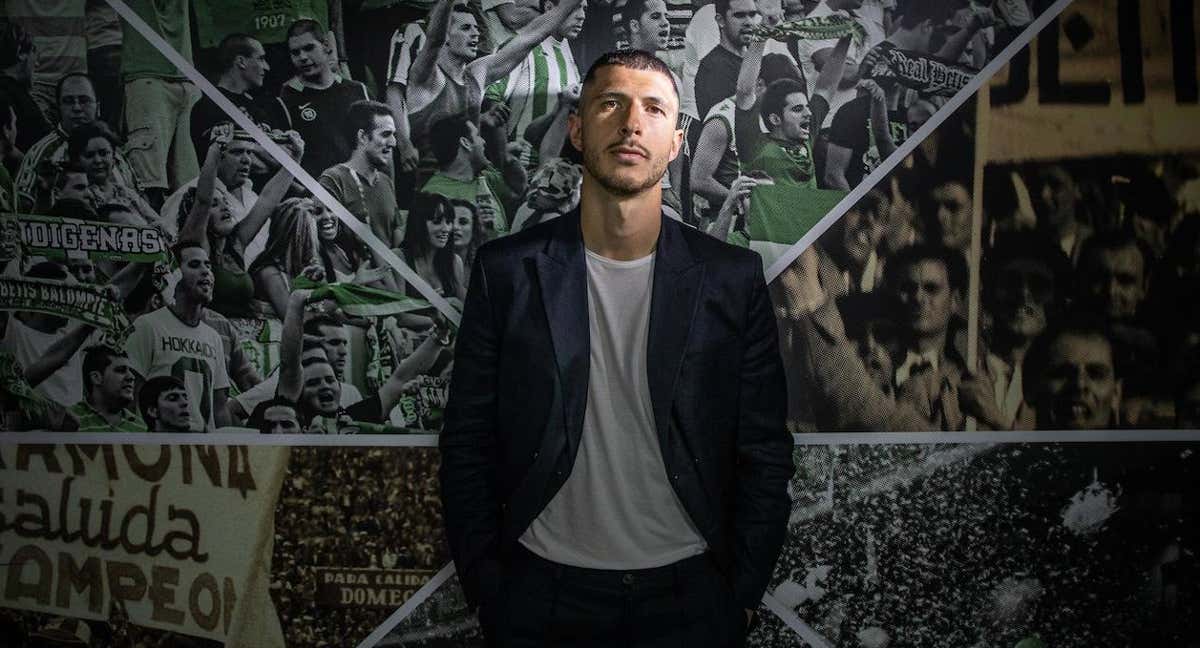 Guido Rodríguez posa en el estadio del Betis.