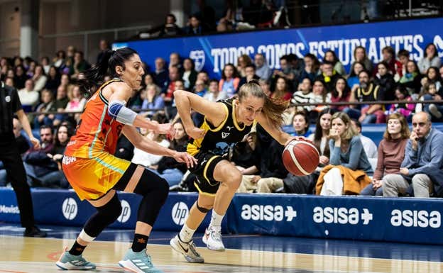 Ouviña y Méndez, durante un lance del partido.  MOVISTAR ESTUDIANTES