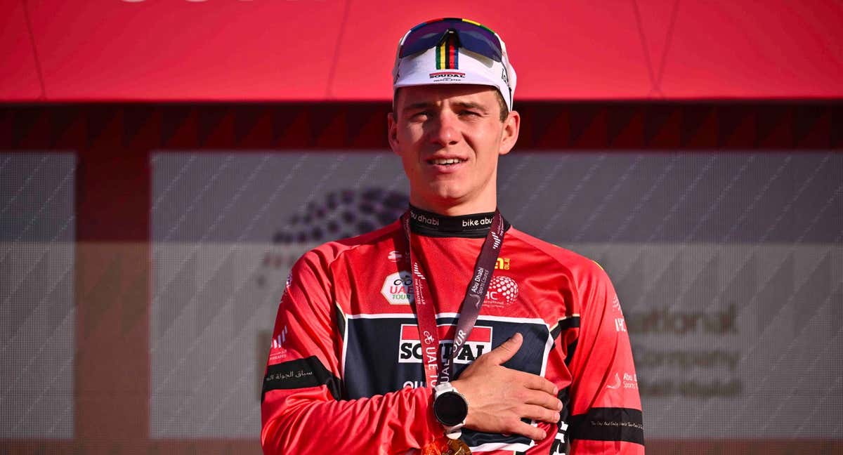 Remco Evenpoel, en el podio final del UAE Tour. /RCS SPORT / SPRINT CYCLING