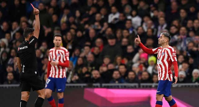 El Atlético duda del sistema: la lista de agravios con Gil Manzano