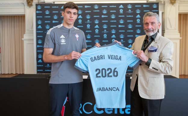 Veiga y Mouriño tras la renovación del futbolista.  RC Celta