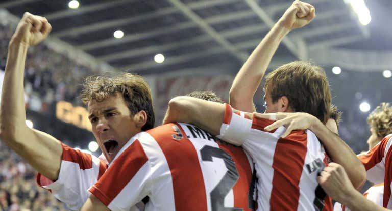 David López celebra uno de los goles que le dieron el pase a la final de Copa al Athletic en 2008-09.