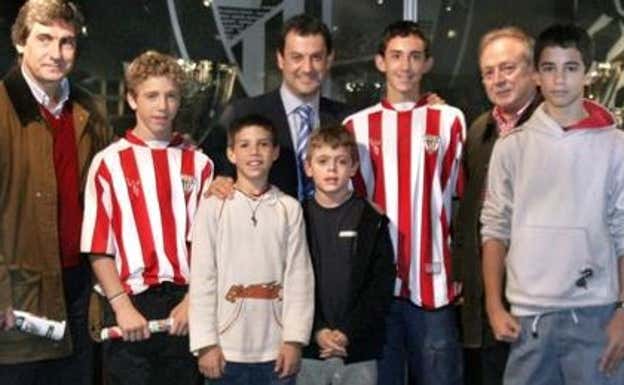Muniain y Eguaras, con la camiseta del Athletic, el día que se convirtieron en jugadores del Athletic. Cedida