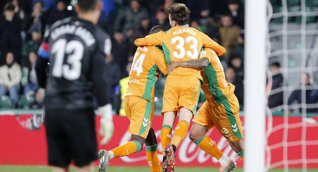 ¿Por qué el Betis acaricia los puestos de Champions encajando más goles por partido?
