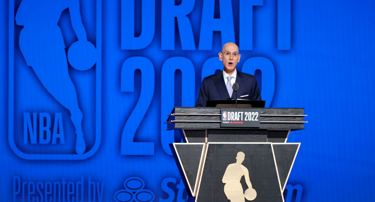 Adam Silver durante la ceremonia del draft de 2022./Efe