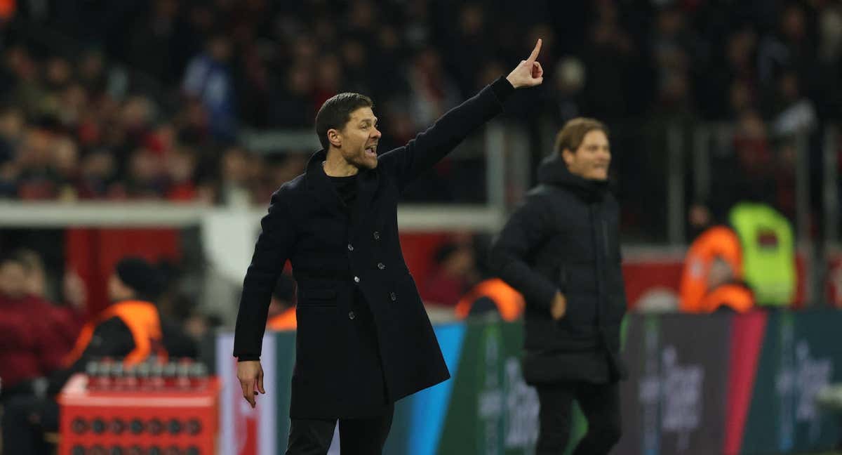 Xabi Alonso dirigiendo un partido.