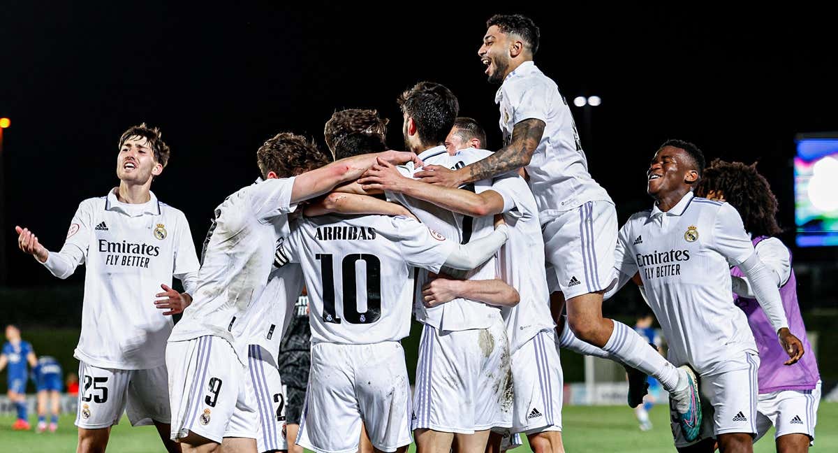 Celebración de los jugadores del Castilla tras la victoria ante el Linares.