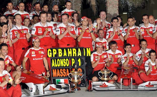 Un envoltorio de sándwich traicionero, remontadas...: así le ha ido a Fernando Alonso en su estreno cuando cambió de equipo