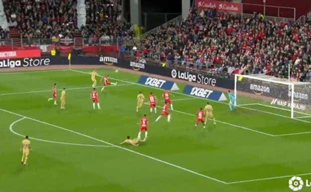 El centro es de Lewandowski, el rematador, y en el área cargan Alba, De Jong y Roberto, que ha caído al suelo. Hay una mala ocupación de los espacios y encima el equipo se expone ante una pérdida.
