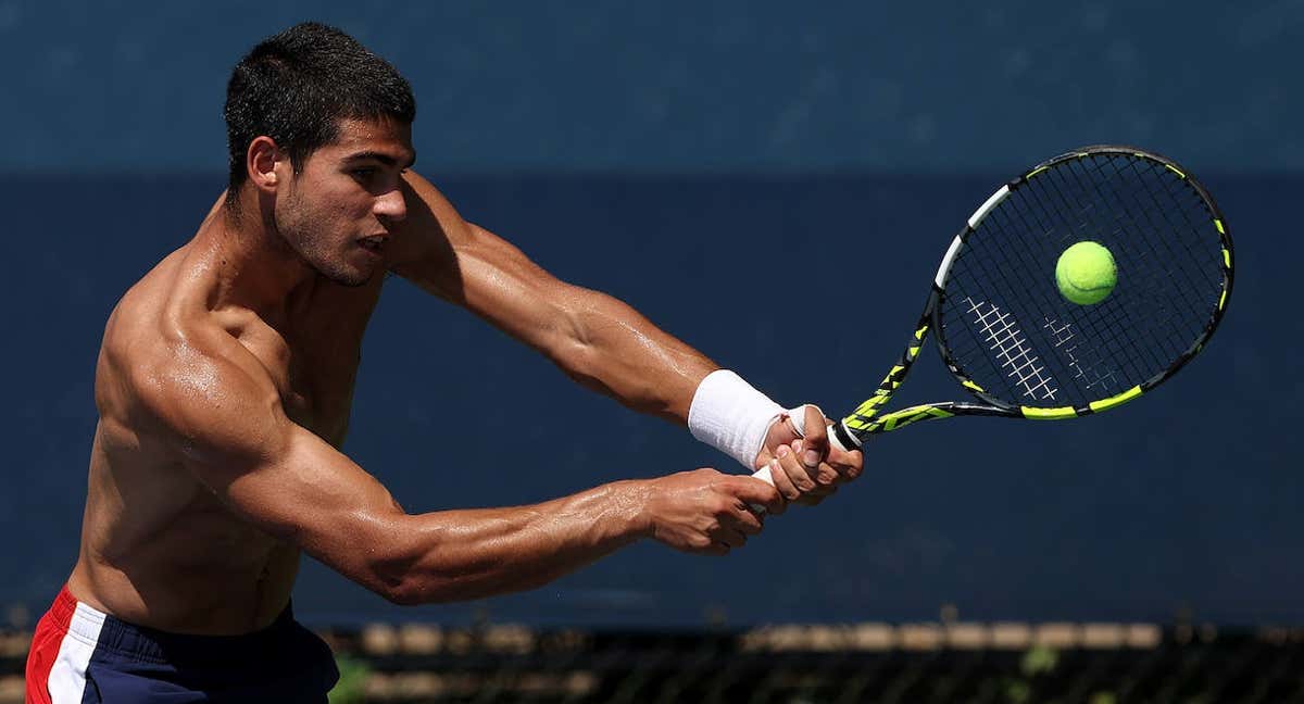 Carlos Alcaraz entrena sin camiseta durante el último US Open. /GETTY IMAGES