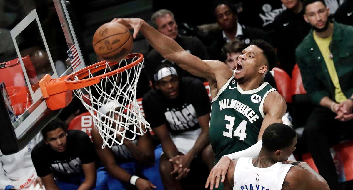 Espectacular mate de Giannis Antetokounmpo ante los Nets./AFP