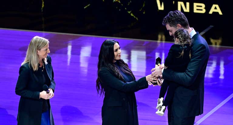 Vanessa Bryant entrega el premio Kobe&Gigi WNBA Advocacy a Pau Gasol.